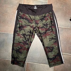 Athletic works size XXL dry works exercise athletic leggings Capri  camouflage
